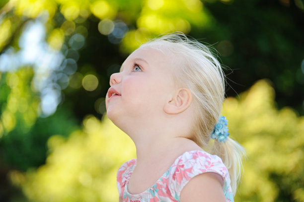孩子抬头图片下载