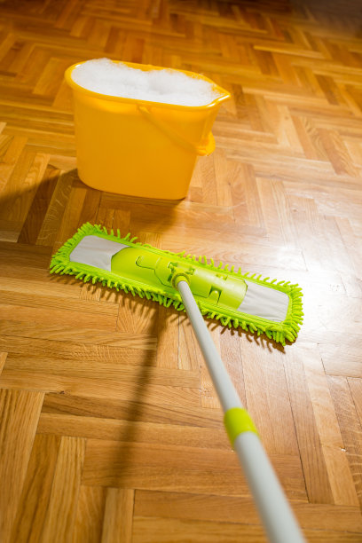 黄色的桶里装满了水和泡沫。图片下载