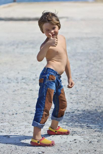 穿着牛仔裤的男孩图片下载