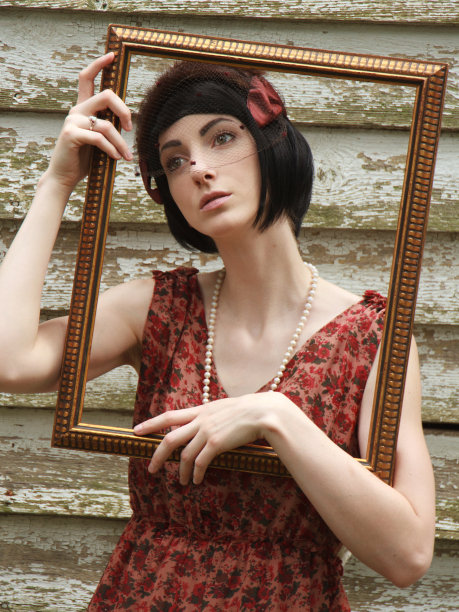 美丽的女孩透过画框看图片下载