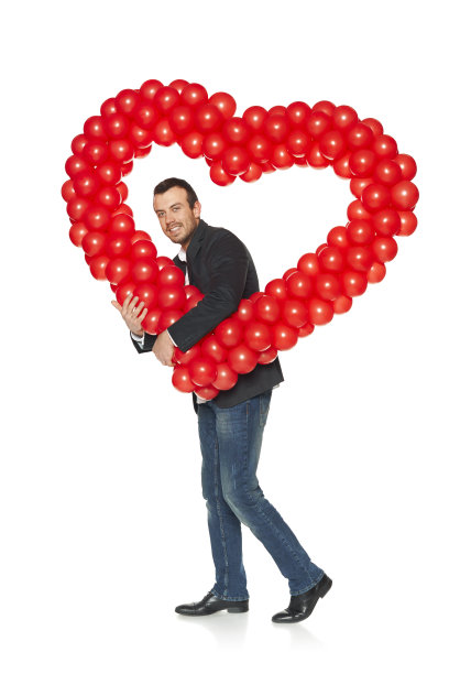 男人透过心的形状偷看图片下载