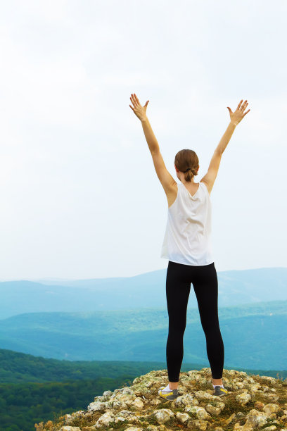 一个女人站在悬崖边图片下载