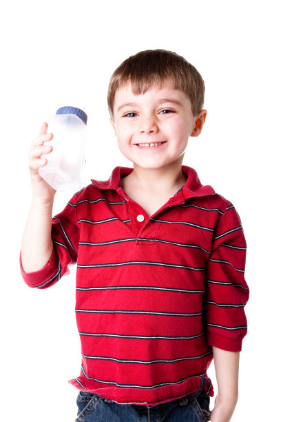 小男孩喝着水图片下载