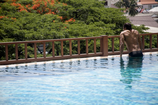 在游泳池里孤独的游泳者图片下载