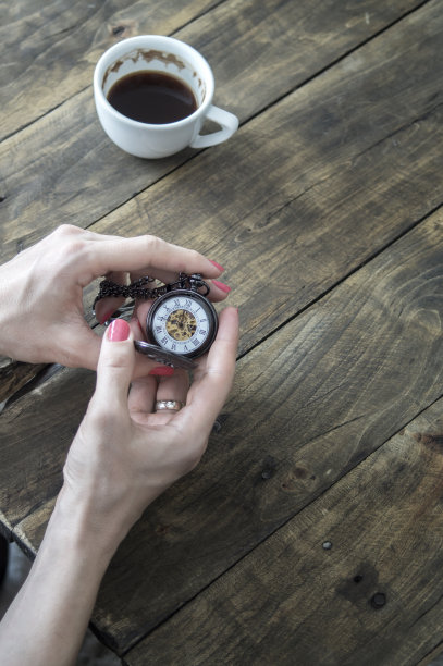 手里拿着一个古董怀表图片下载