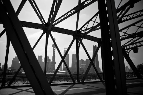 上海外滩古老的铁桥图片下载