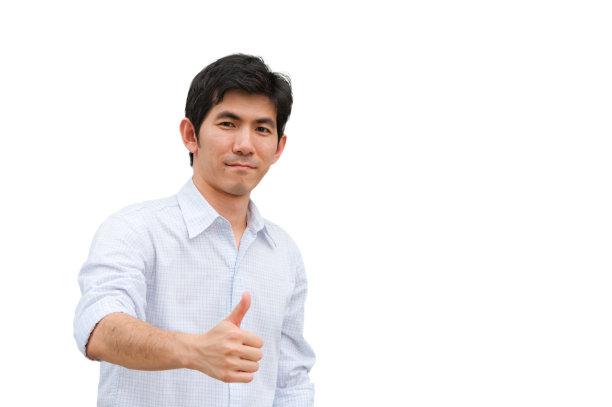 一个亚洲人用手指着眼前的产品图片下载