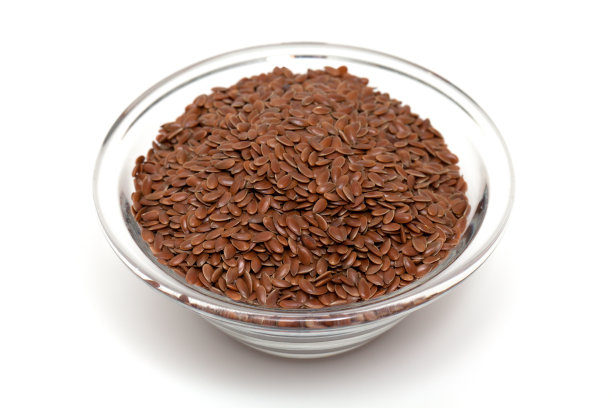 在白色背景上分离的亚麻种子图片下载