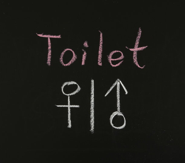 黑板上的厕所标志图片下载