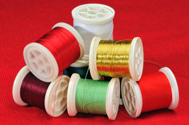 红色背景上的彩色线的混合物图片下载