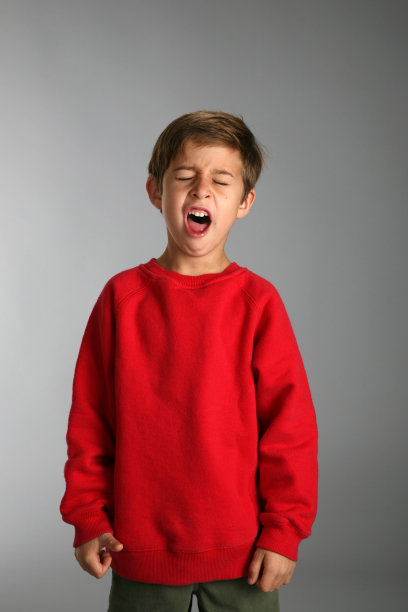 男孩做了个鬼脸图片下载