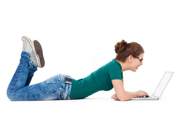 十几岁的女孩躺在笔记本电脑前图片下载