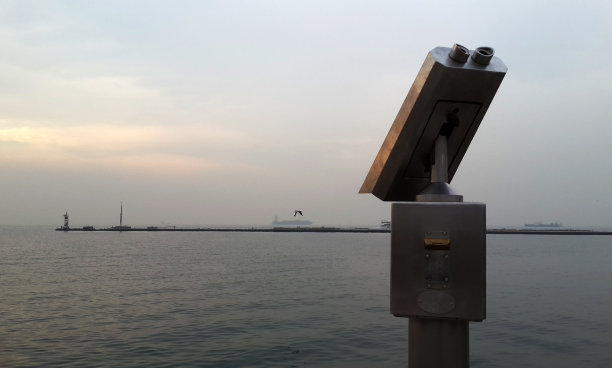 水边的双筒望远镜图片下载