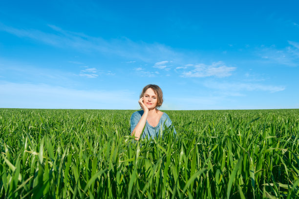 女人在绿色的田野里享受图片下载