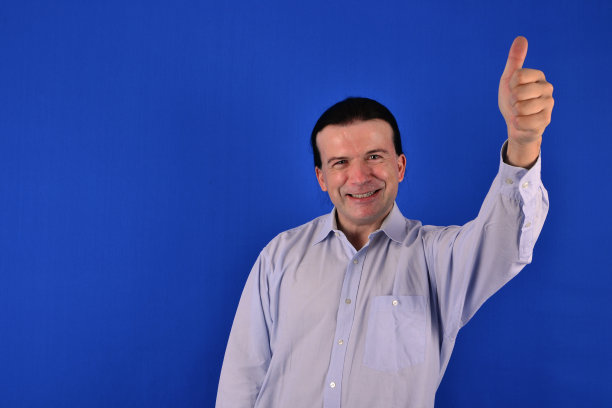 男人竖起大拇指图片下载