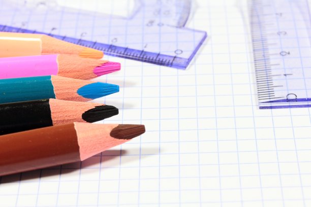 量角器的方形彩色铅笔上的方形纸图片下载