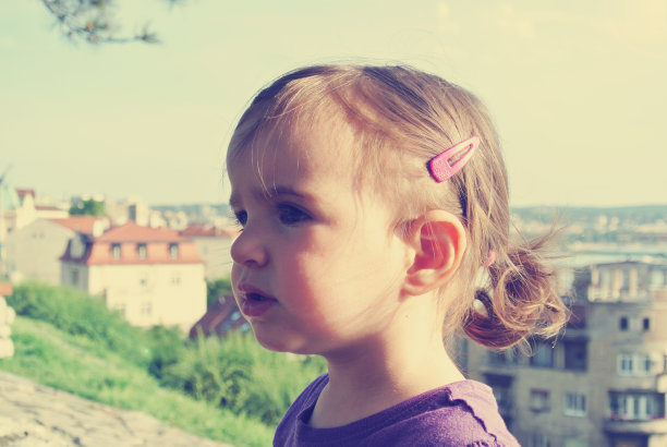 可爱的小黑头发女孩扎着马尾;复古的图片下载