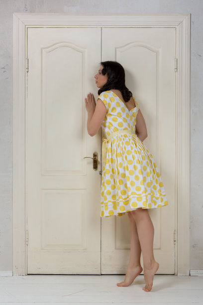 女孩在门口偷听到了图片下载