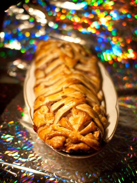 营养丰富的烤派配新鲜的肉图片下载