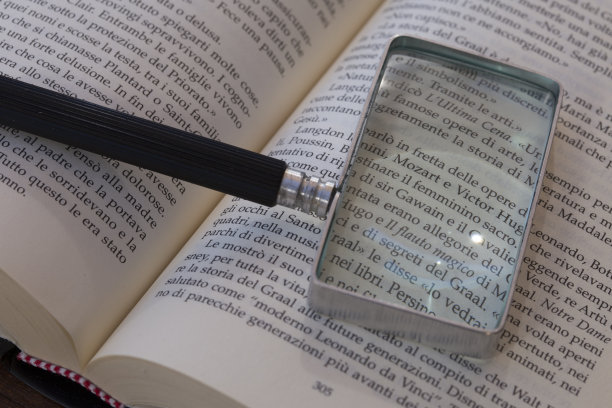 放大镜在一本打开的书上图片下载