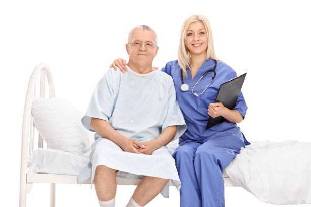 女医生拥抱一个成熟的病人图片下载