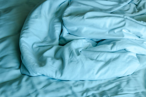 床单、枕头和毯子早上弄乱了图片下载