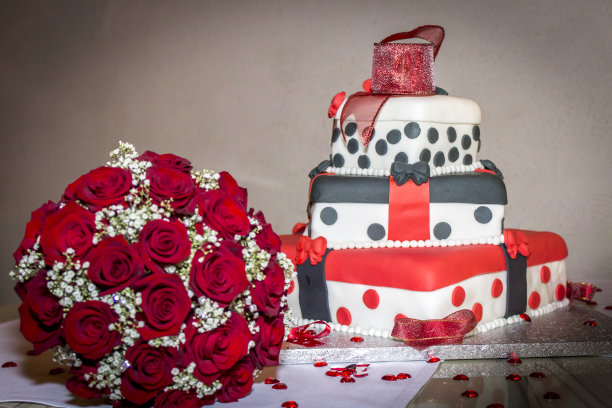 婚礼蛋糕和鲜花图片下载