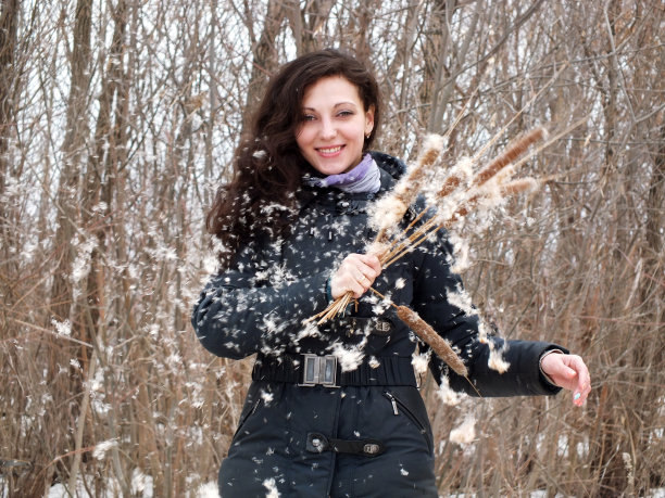 森林里的美丽女孩图片下载