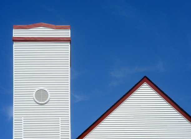 蓝色天空中的教堂尖顶图片下载