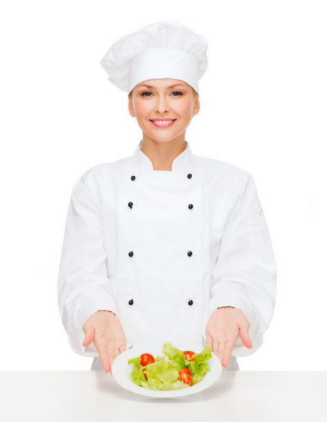 微笑的女厨师，盘子里有沙拉图片下载