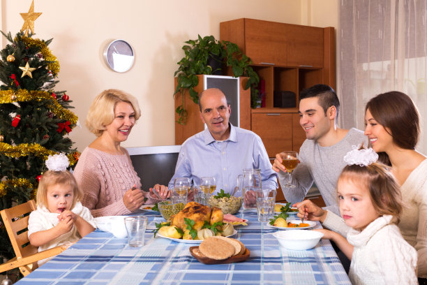 父母带着成年子女和孙辈庆祝圣诞节图片下载