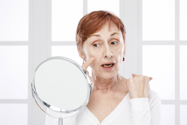 成熟的女人和皱纹。图片下载