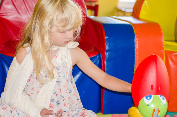 肩膀受伤的漂亮孩子图片下载