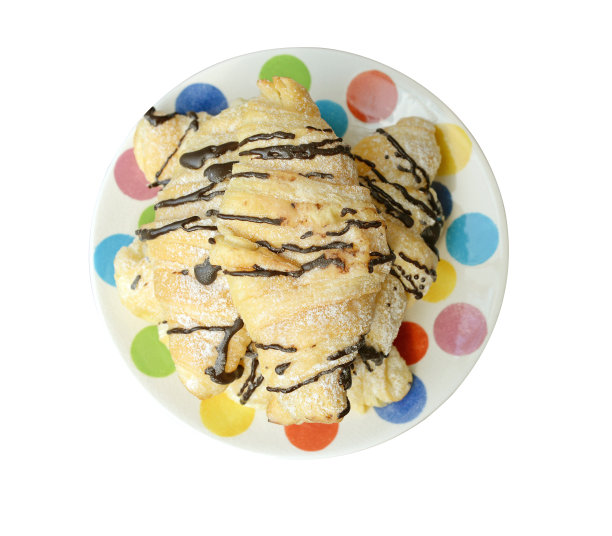 巧克力羊角面包，单独放在白色盘子里图片下载