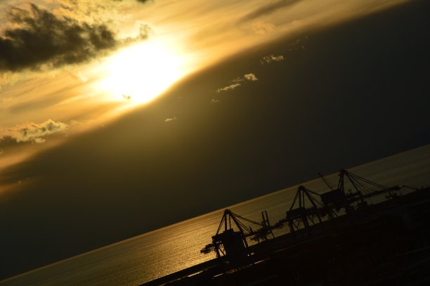 黄昏时的热那亚金色海港图片下载