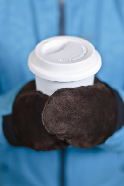 拿着一个咖啡纸杯图片下载