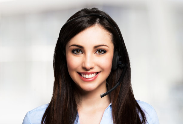 微笑的女人使用耳机图片下载