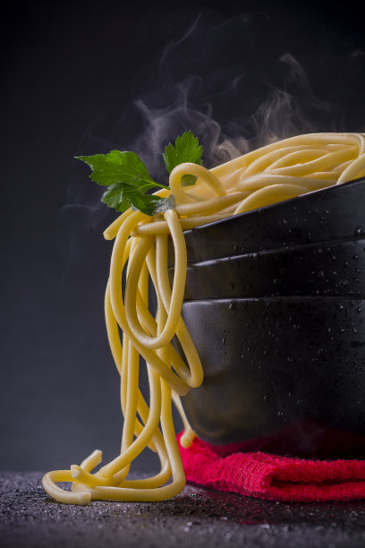 意大利面从黑碗里溢出来图片下载