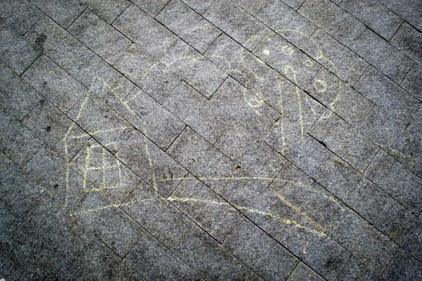 水泥上的粉笔屋和树图片下载