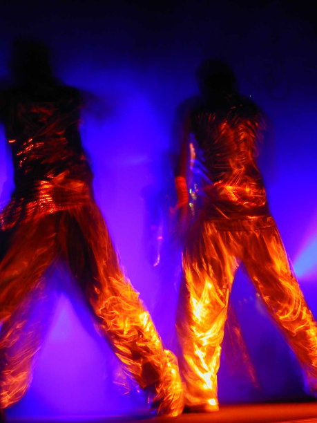 两个液体黄金舞者图片下载