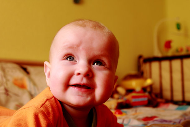 微笑的小女孩图片下载