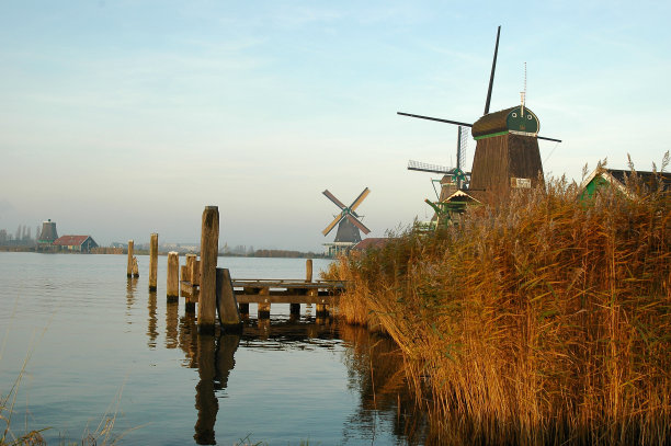 湖边有风车图片下载