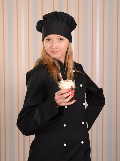 女厨师为你调配提拉米苏甜点图片下载