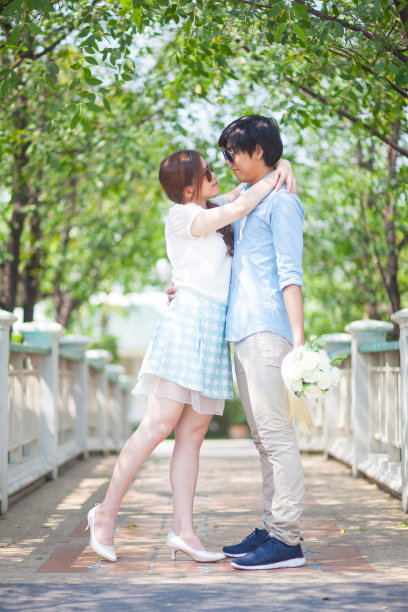 树下相爱的亚洲情侣图片下载