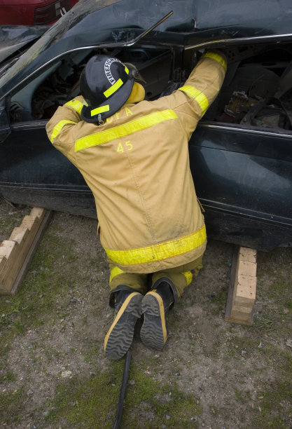 车祸中的消防员图片下载