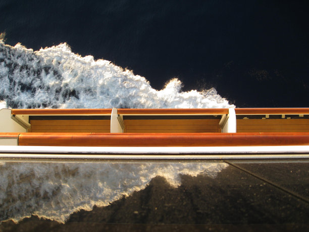 船在海上的尾流图片下载