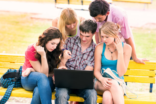 一群快乐微笑的青少年学生图片下载