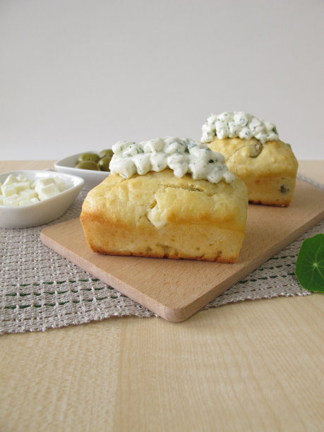 配橄榄、羊乳酪和香草乳酪的小面包图片下载