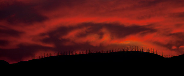 红色的风车山图片下载