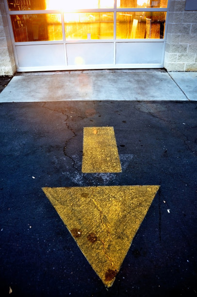 向下箭头指向图片下载